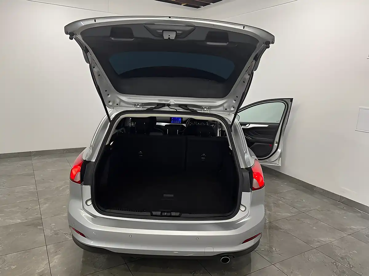 Used 2022 Ford Focus Zetec Silver - Interior and Exterior details 13