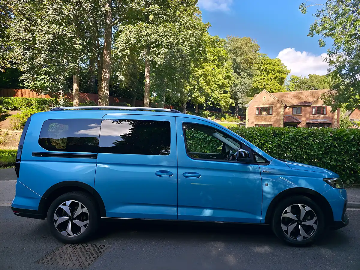 Used 2022 Ford Grand Tourneo Connect Active Boundless Blue - Interior and Exterior details 7