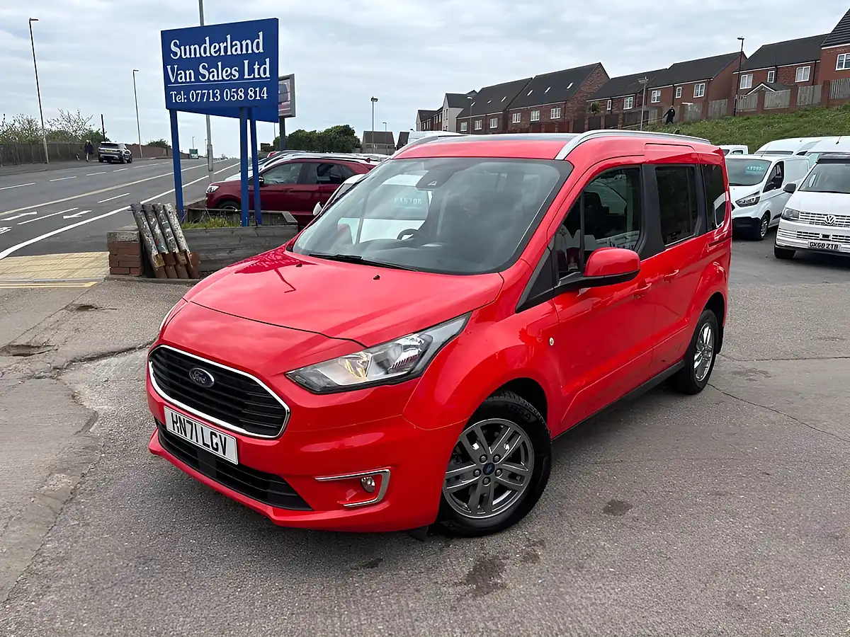 Used 2022 Ford Tourneo Connect Titanium Red - Front View