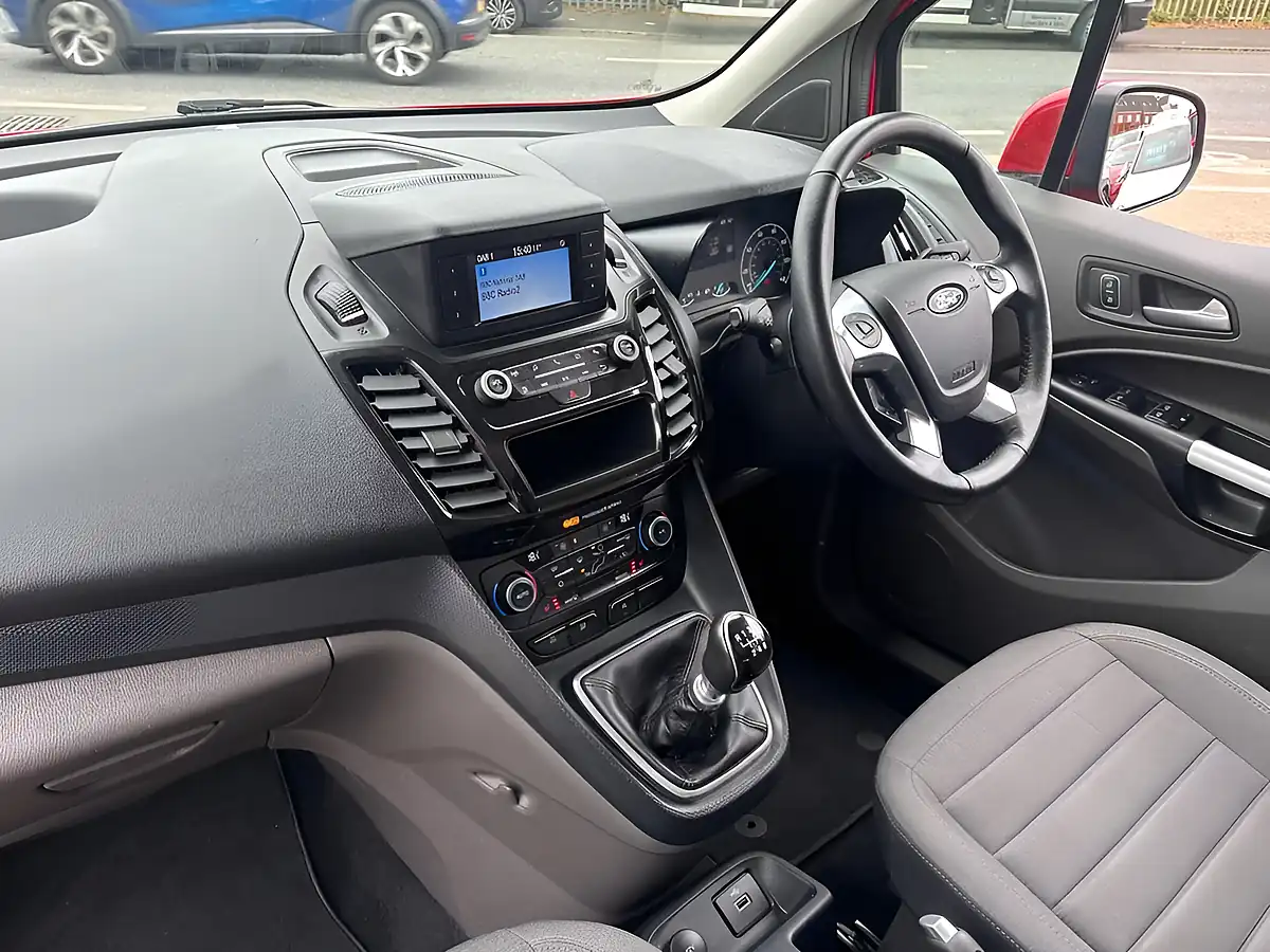 Used 2022 Ford Tourneo Connect Titanium Red - Interior and Exterior details 9