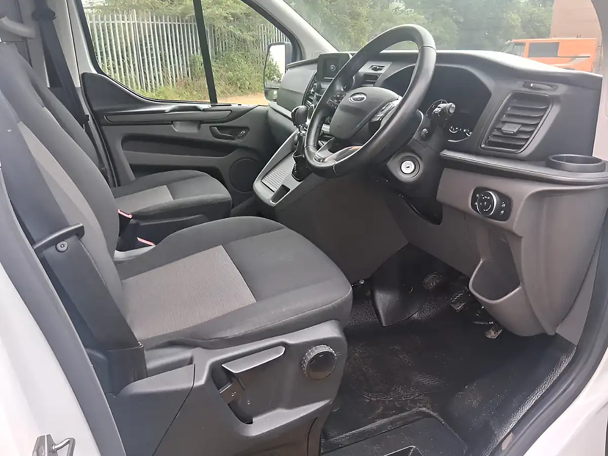 Used 2022 Ford Tourneo Custom White - Interior and Exterior details 16