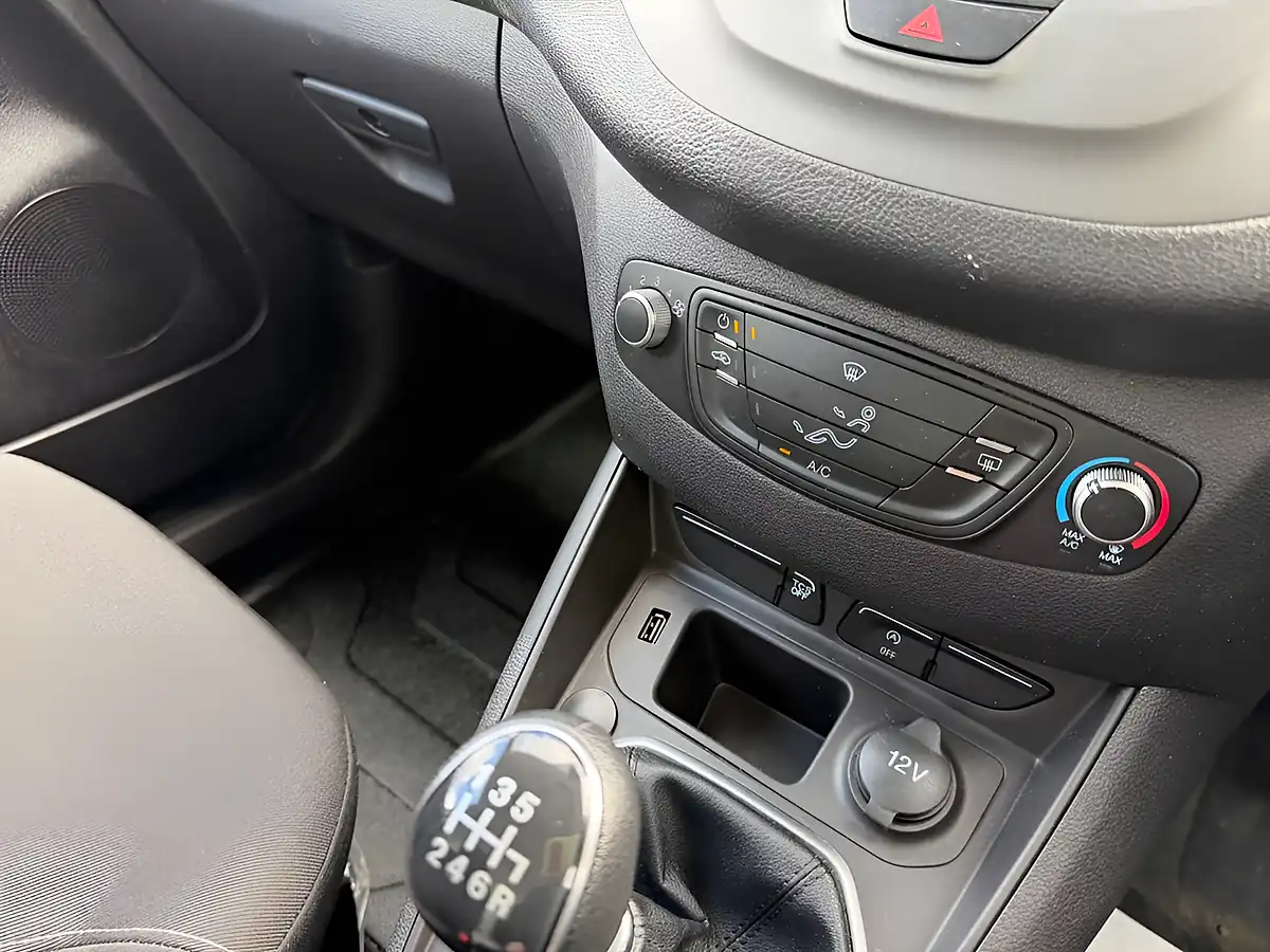 Used 2022 Ford Transit Courier Limited White - Interior and Exterior details 19