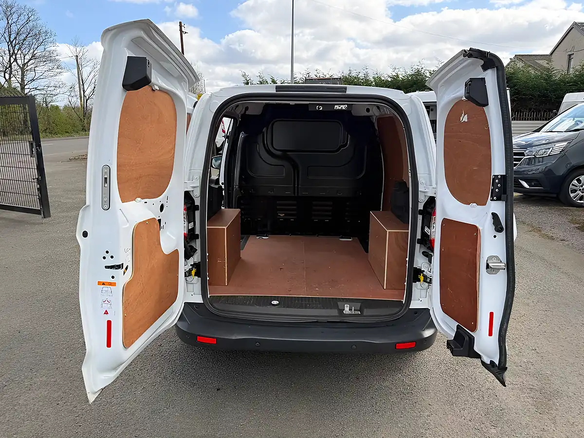 Used 2022 Ford Transit Courier Limited White - Interior and Exterior details 7