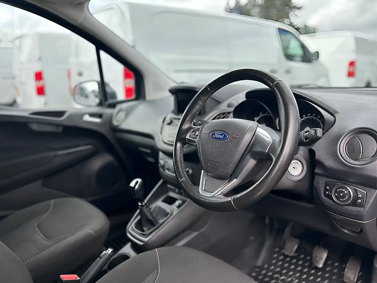Used 2022 Ford Transit Courier Trend Blue - Interior and Exterior details 16