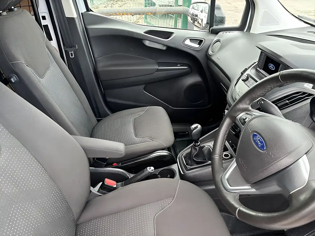 Used 2022 Ford Transit Courier Trend White - Interior and Exterior details 10