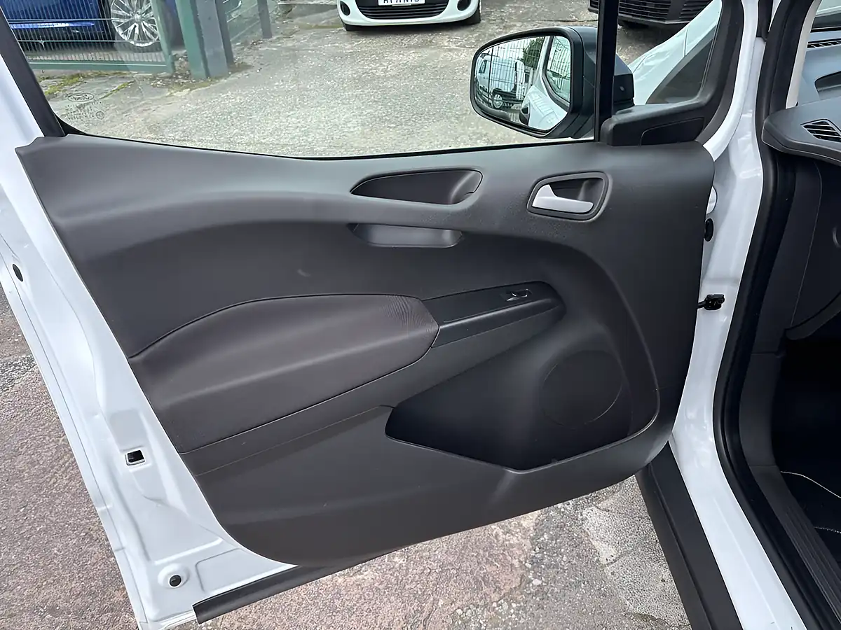 Used 2022 Ford Transit Courier Trend White - Interior and Exterior details 17