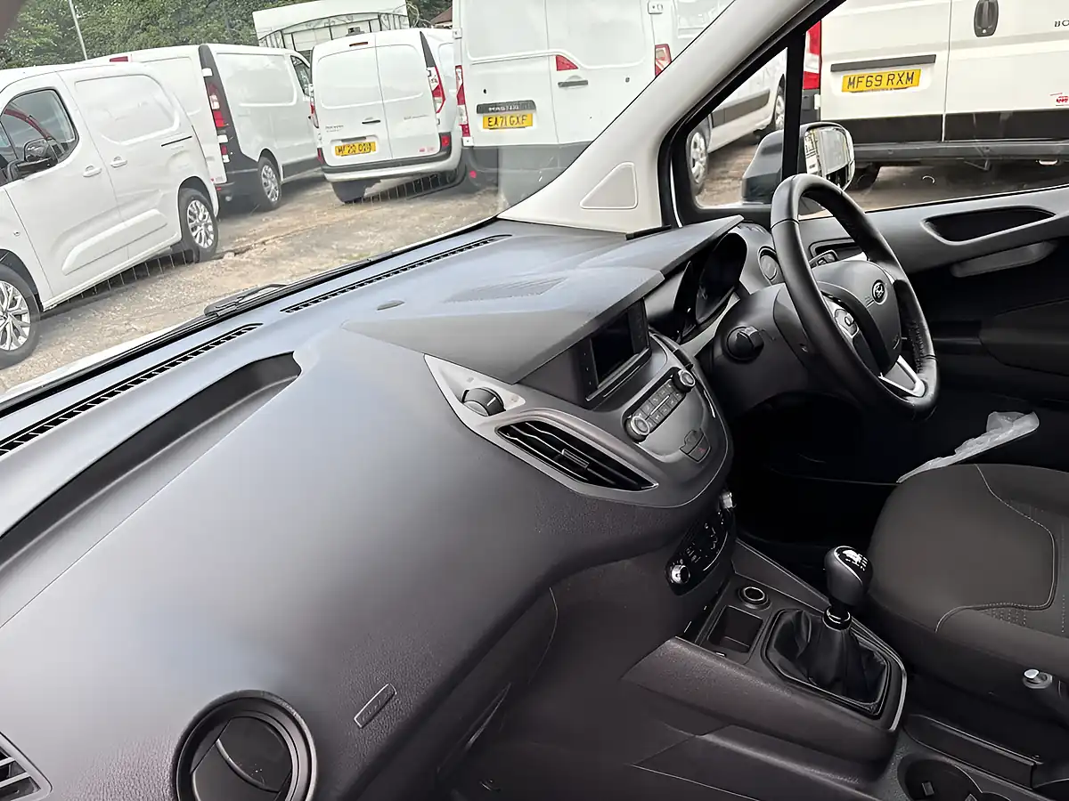 Used 2022 Ford Transit Courier Trend White - Interior and Exterior details 18