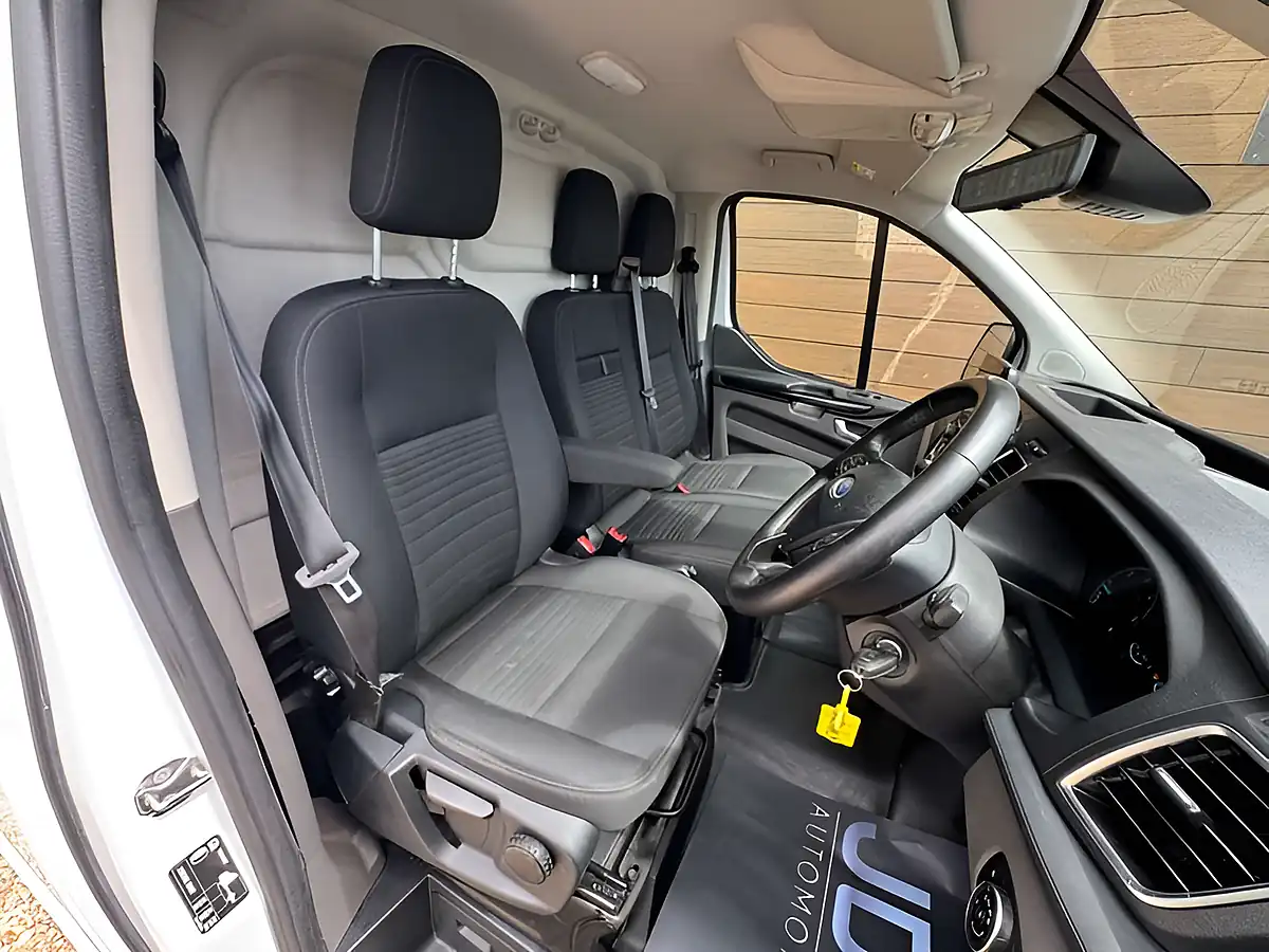 Used 2022 Ford Transit Custom 300 Limited Frozen White - Interior and Exterior details 15