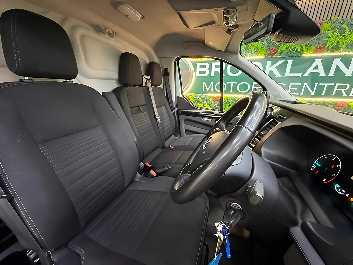 Used 2022 Ford Transit Custom 300 Limited P/V White - Interior and Exterior details 14