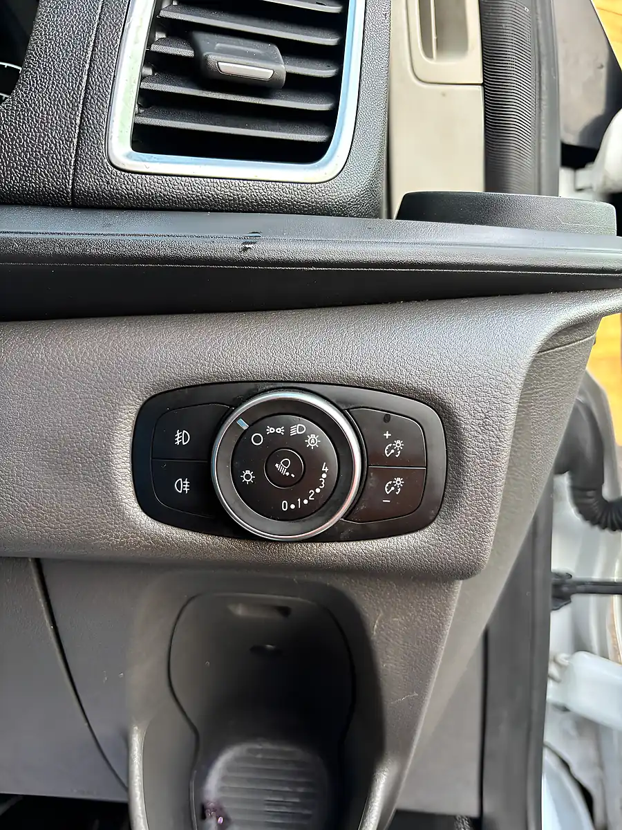 Used 2022 Ford Transit Custom Limited Frozen White - Interior and Exterior details 11