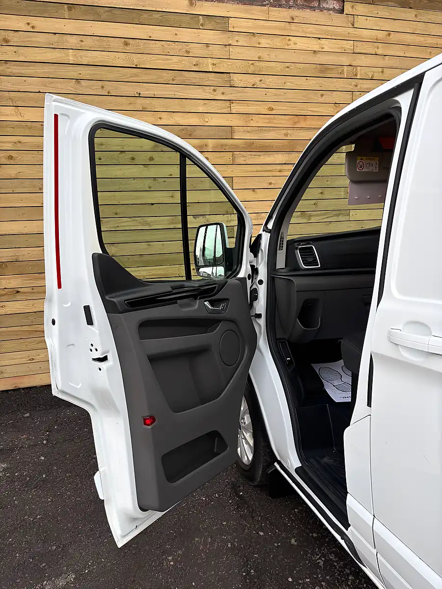 Used 2022 Ford Transit Custom Limited Frozen White - Interior and Exterior details 16