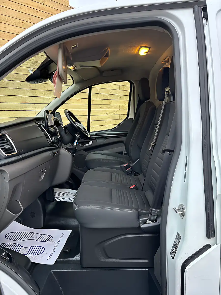 Used 2022 Ford Transit Custom Limited Frozen White - Interior and Exterior details 17