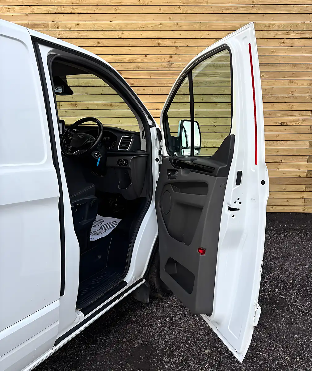 Used 2022 Ford Transit Custom Limited Frozen White - Interior and Exterior details 8