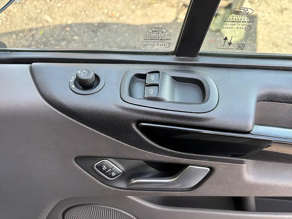 Used 2022 Ford Transit Custom Limited Moondust Silver - Interior and Exterior details 15