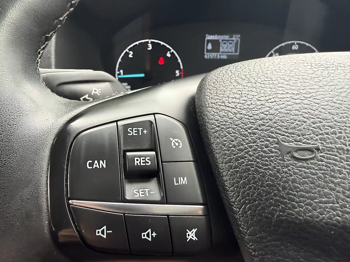 Used 2022 Ford Transit Custom Limited White - Interior and Exterior details 17