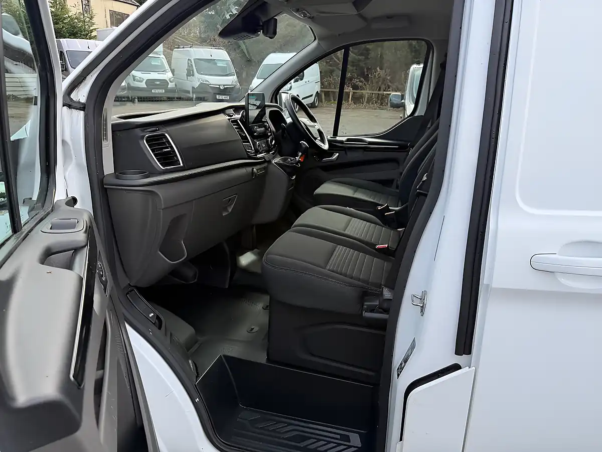 Used 2022 Ford Transit Custom Limited White - Interior and Exterior details 5