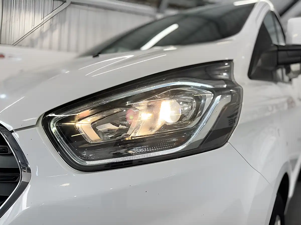 Used 2022 Ford Transit Custom Limited White - Interior and Exterior details 4