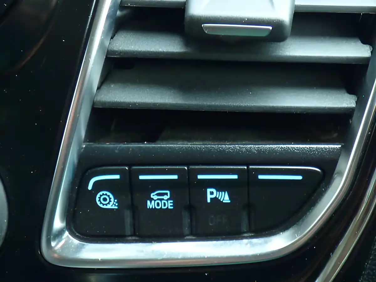 Used 2022 Ford Transit Custom Limited White - Interior and Exterior details 13
