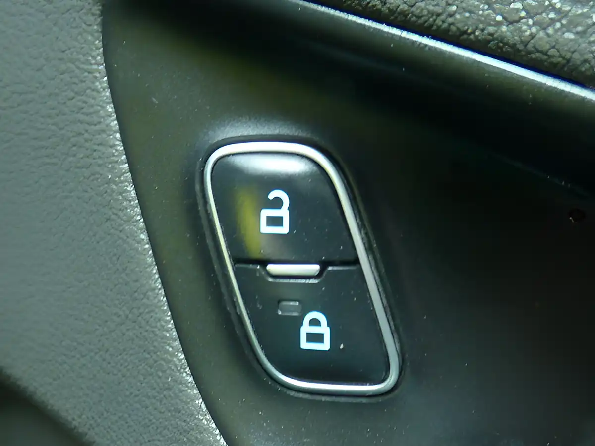 Used 2022 Ford Transit Custom Limited White - Interior and Exterior details 15