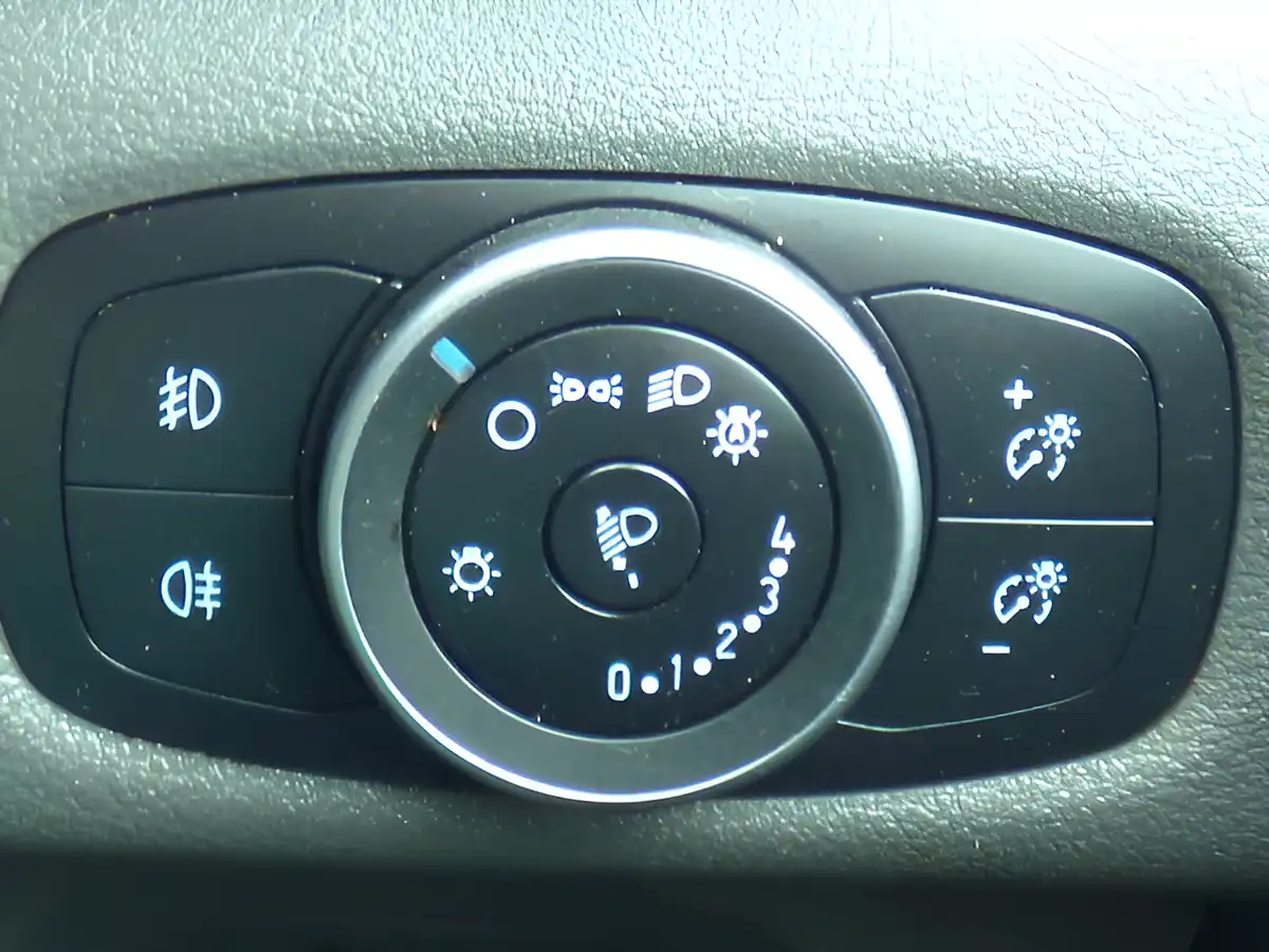 Used 2022 Ford Transit Custom Limited White - Interior and Exterior details 18
