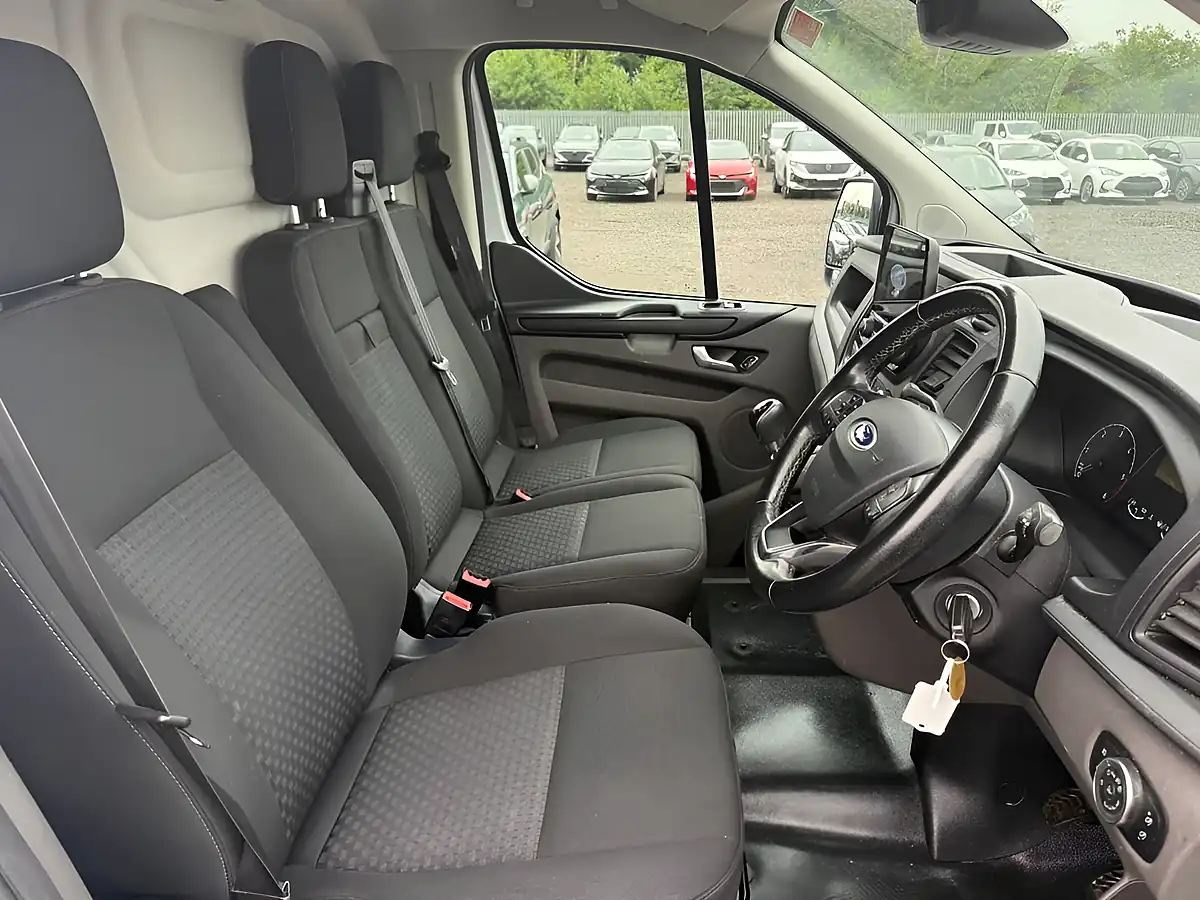 Used 2022 Ford Transit Custom Trend White - Interior and Exterior details 9