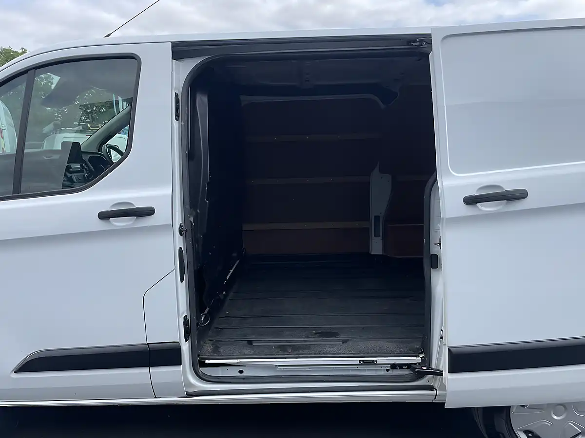 Used 2022 Ford Transit Custom Trend White - Interior and Exterior details 11