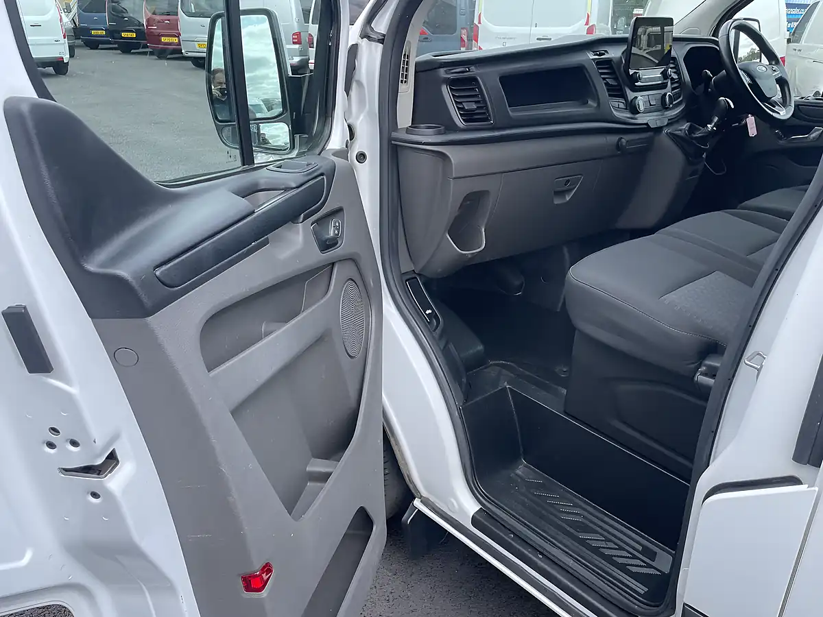 Used 2022 Ford Transit Custom Trend White - Interior and Exterior details 12