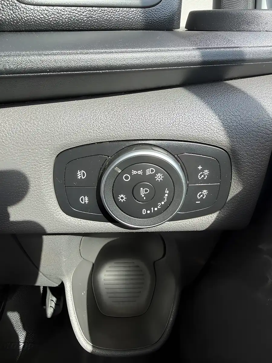 Used 2022 Ford Transit Custom Trend White - Interior and Exterior details 20
