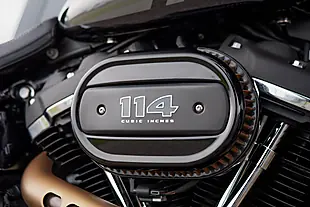 Used 2022 Harley-Davidson Fat Bob Vivid Black - Interior and Exterior details 11