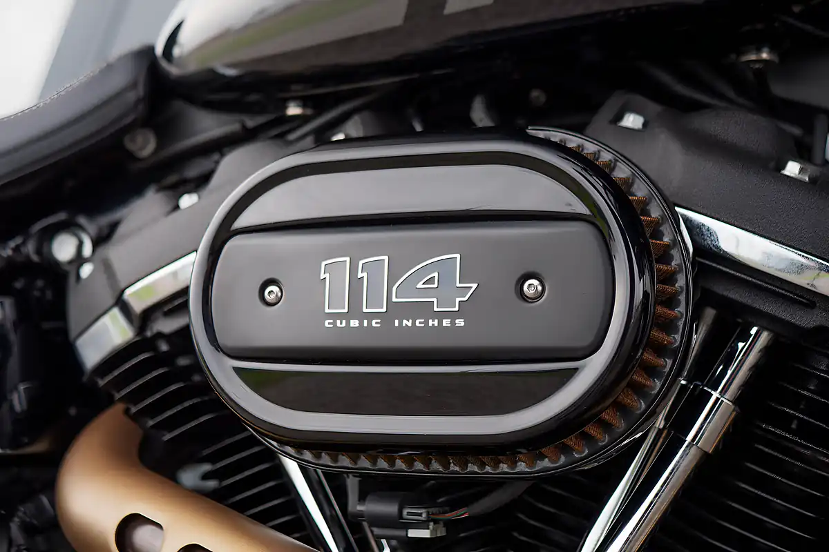 Used 2022 Harley-Davidson Fat Bob Vivid Black - Interior and Exterior details 11