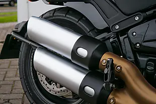 Used 2022 Harley-Davidson Fat Bob Vivid Black - Interior and Exterior details 13