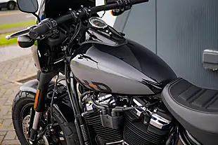 Used 2022 Harley-Davidson Fat Bob Vivid Black - Interior and Exterior details 18