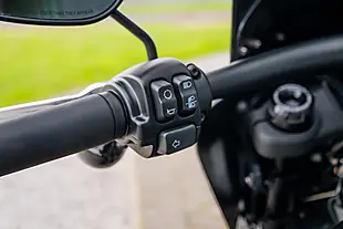 Used 2022 Harley-Davidson Fat Bob Vivid Black - Interior and Exterior details 19