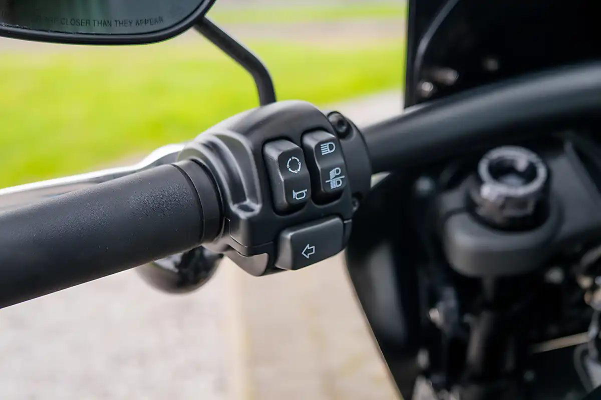 Used 2022 Harley-Davidson Fat Bob Vivid Black - Interior and Exterior details 19