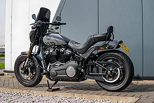 Used 2022 Harley-Davidson Fat Bob Vivid Black - Interior and Exterior details 15