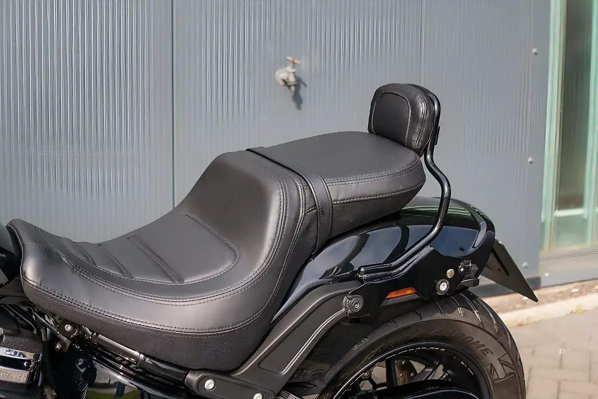 Used 2022 Harley-Davidson Fat Bob Vivid Black - Interior and Exterior details 17