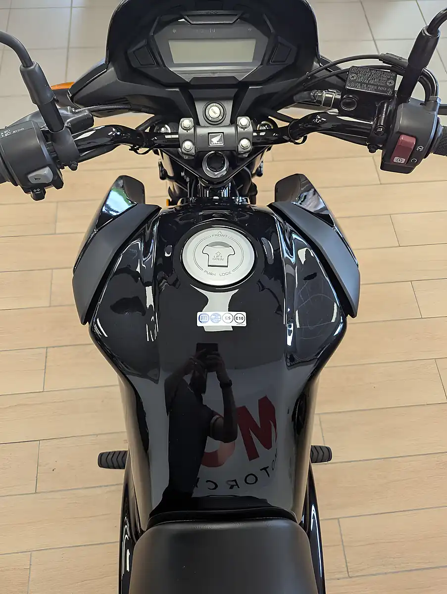 Used 2022 Honda CB125F Black - Interior and Exterior details 12