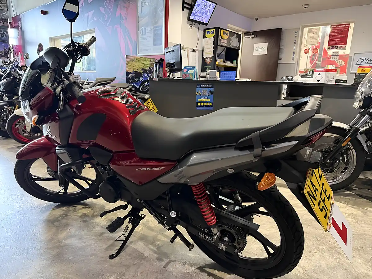 Used 2022 Honda CB125F Red - Interior and Exterior details 4