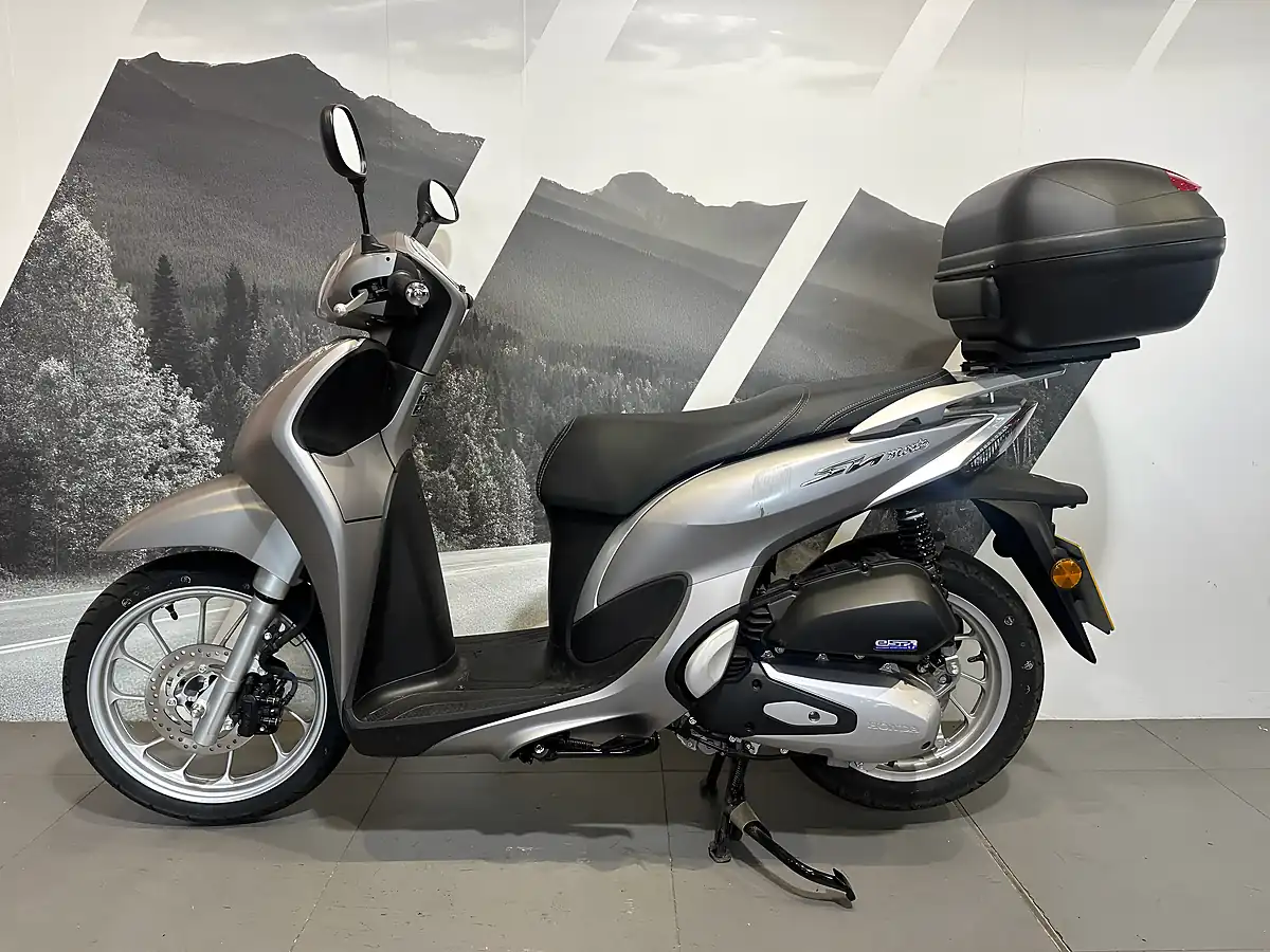 Used 2022 Honda SH125 Silver Metallic - Interior and Exterior details 4