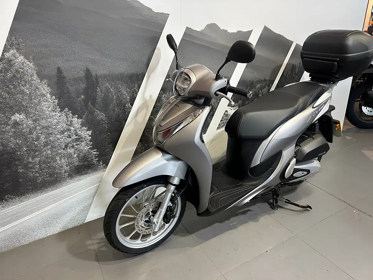 Used 2022 Honda SH125 Silver Metallic - Interior and Exterior details 6