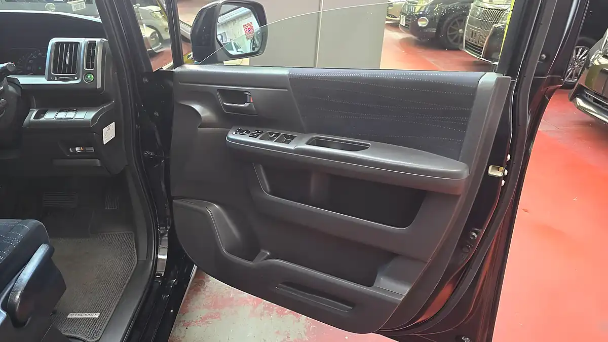 Used 2022 Honda Stepwagon Ulez Free 8 Seats Black - Interior and Exterior details 13