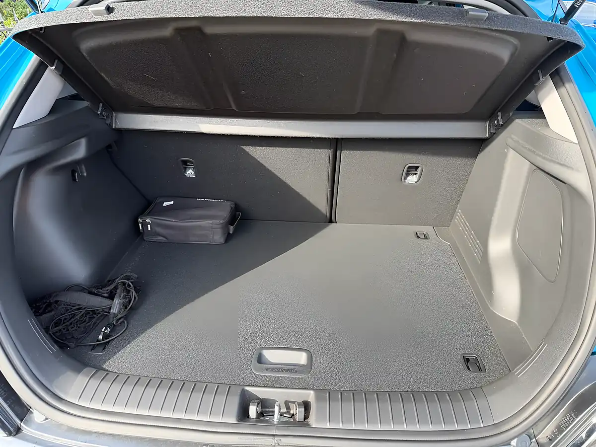 Used 2022 Hyundai Kona Premium Surfy Blue - Interior and Exterior details 13