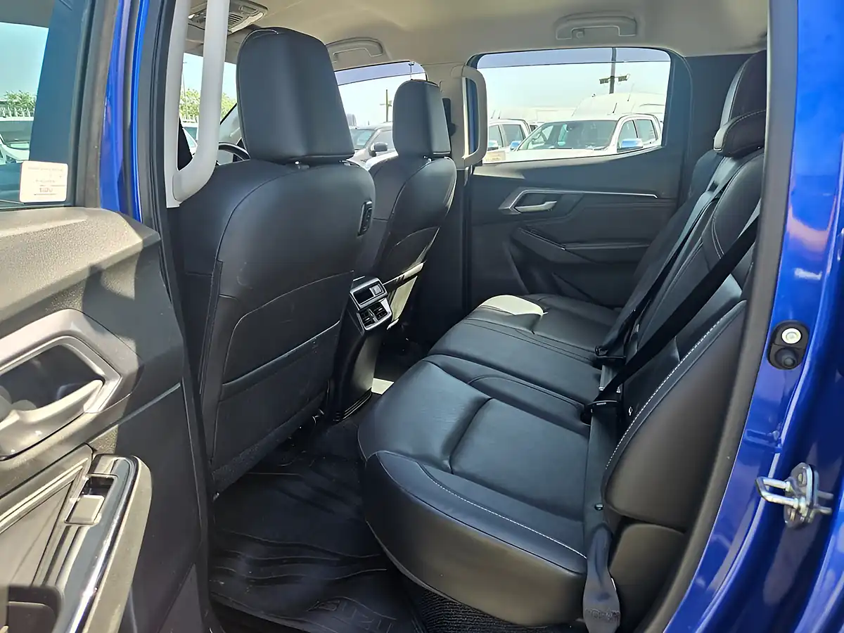 Used 2022 Isuzu D-Max 4X4 D-Cab Blue - Interior and Exterior details 10