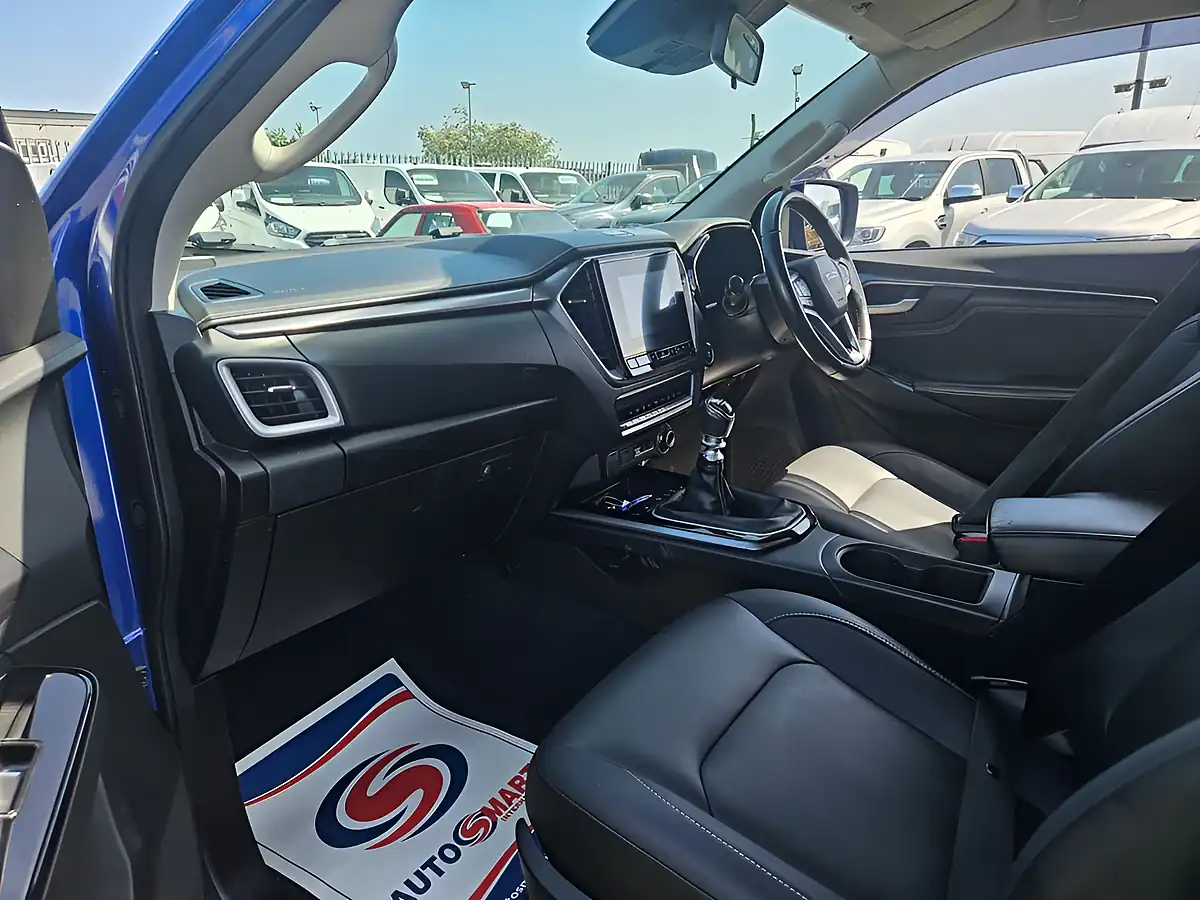 Used 2022 Isuzu D-Max 4X4 D-Cab Blue - Interior and Exterior details 11