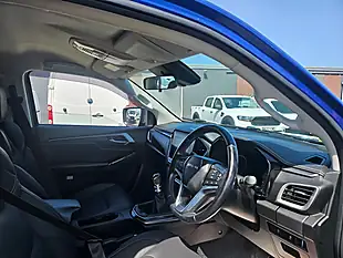 Used 2022 Isuzu D-Max 4X4 D-Cab Blue - Interior and Exterior details 12