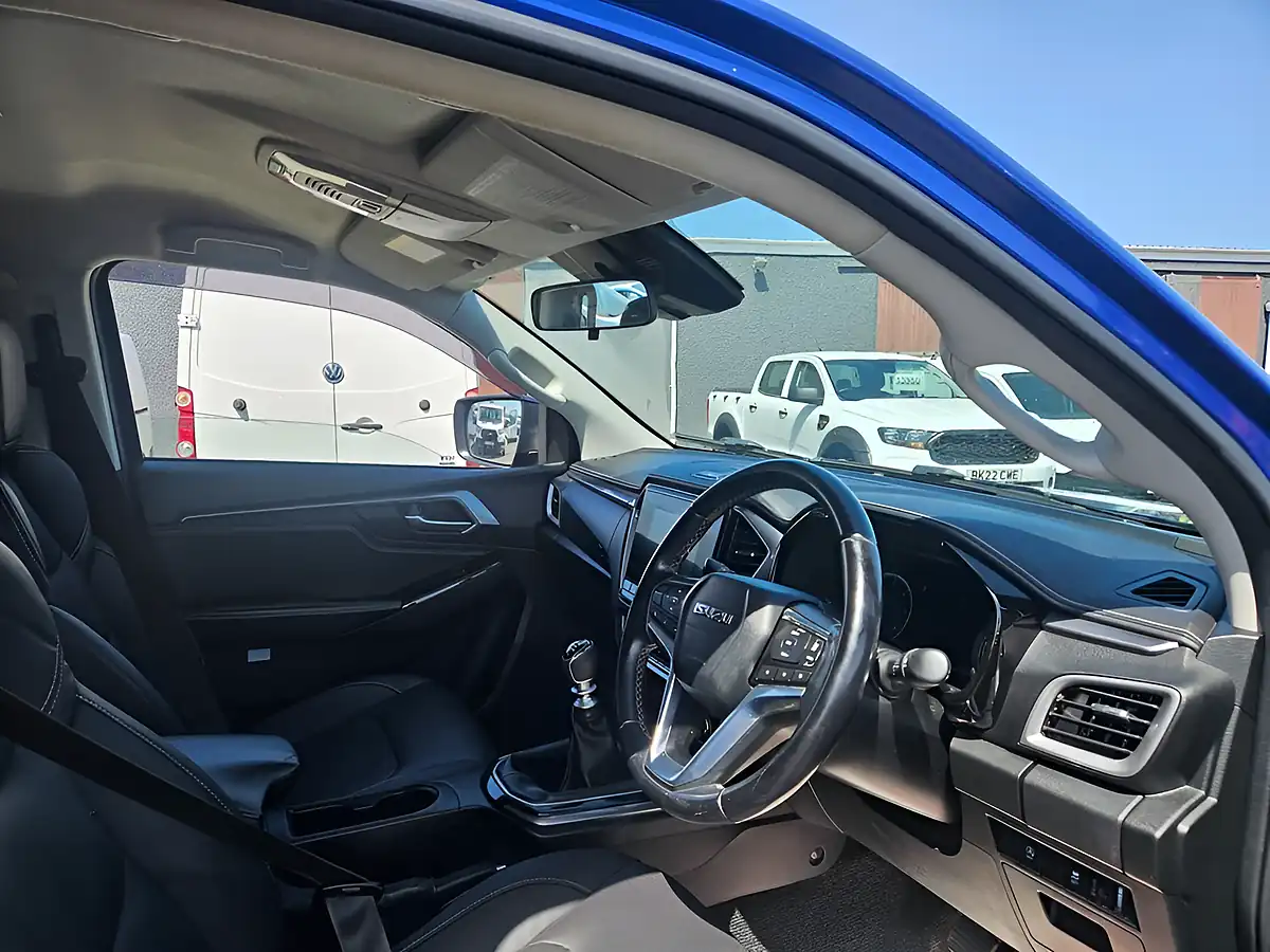 Used 2022 Isuzu D-Max 4X4 D-Cab Blue - Interior and Exterior details 12