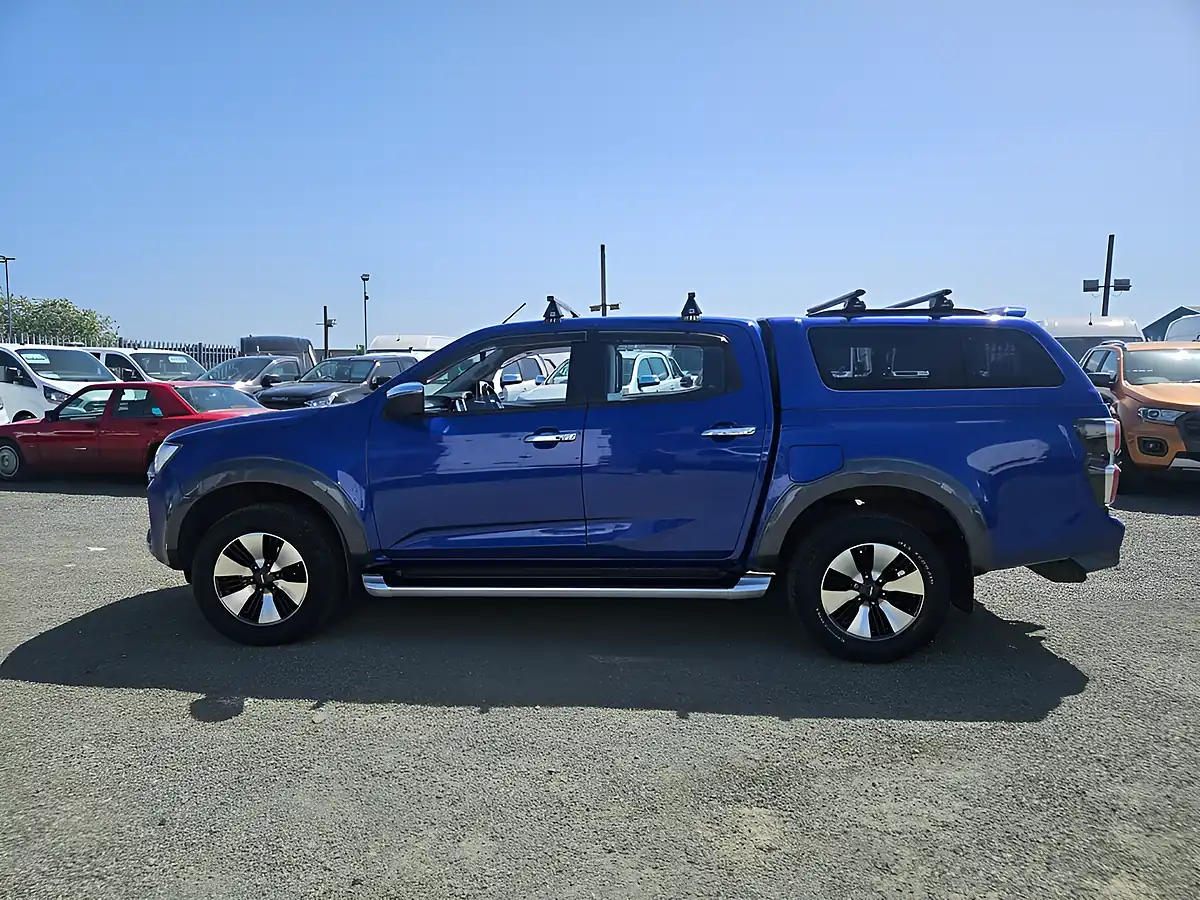 Used 2022 Isuzu D-Max 4X4 D-Cab Blue - Interior and Exterior details 5