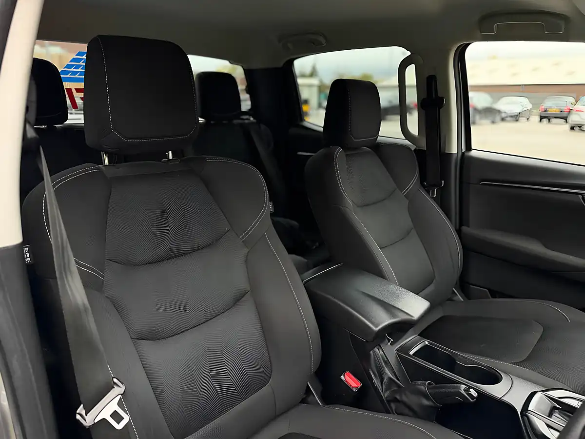 Used 2022 Isuzu D-Max DL20 Silver - Interior and Exterior details 12