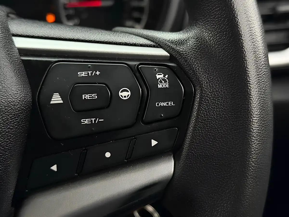 Used 2022 Isuzu D-Max DL20 Silver - Interior and Exterior details 13
