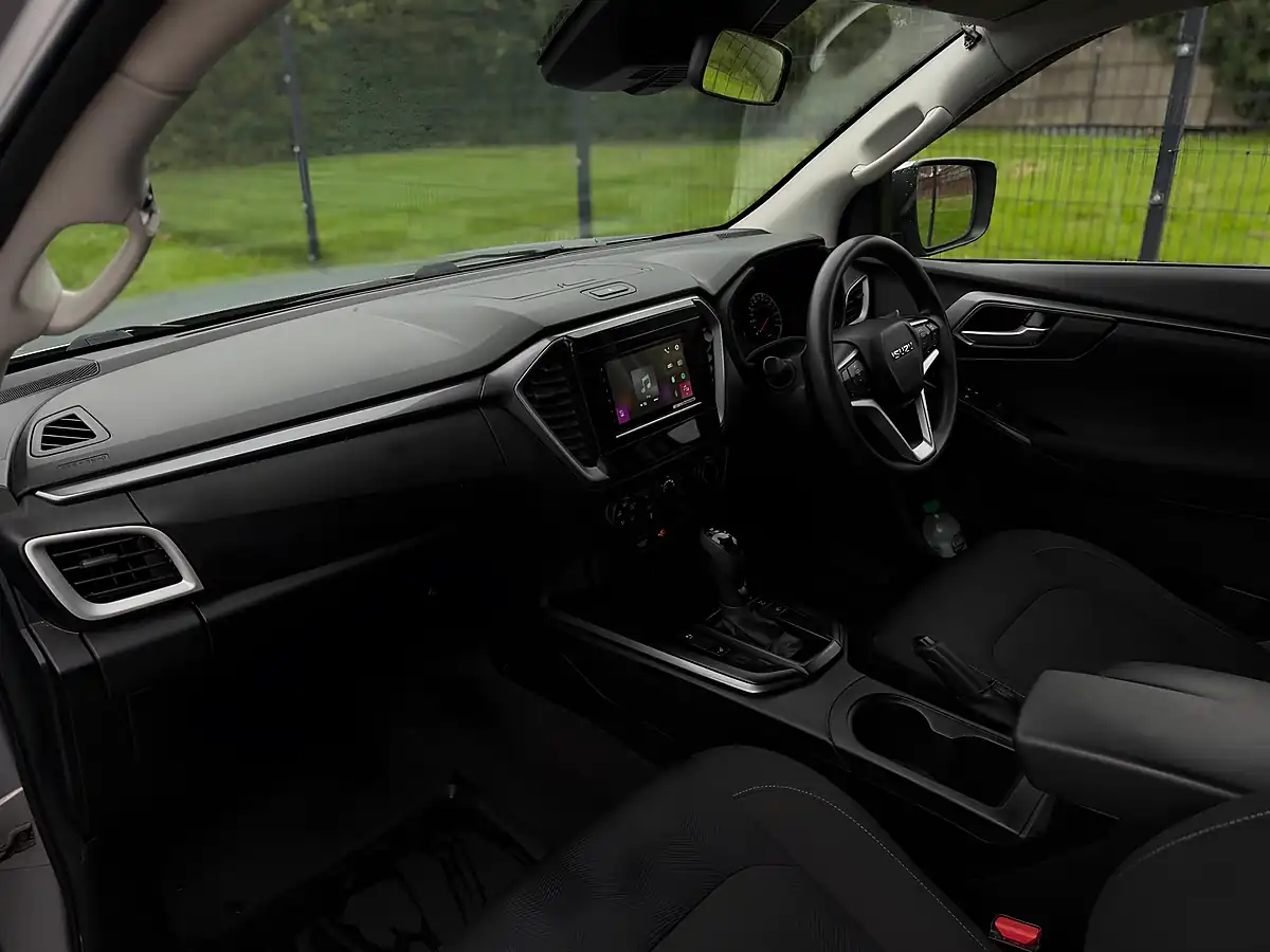Used 2022 Isuzu D-Max DL20 Silver - Interior and Exterior details 15